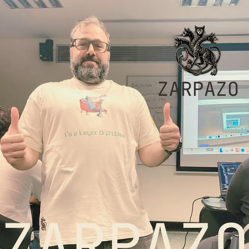 Cliente con remera Zarpazo de layer eight problem
