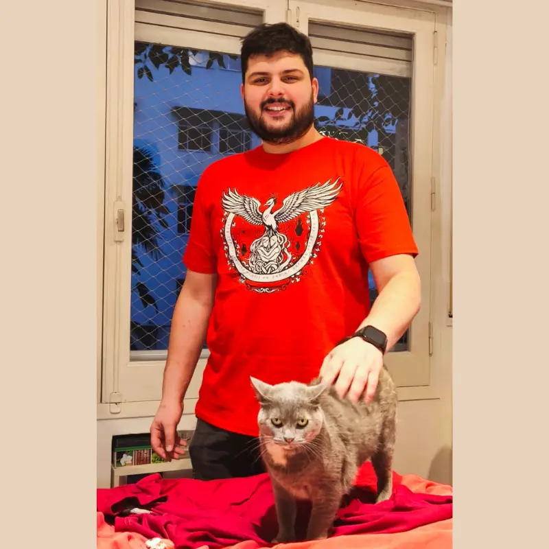 George y Bruna usando su remera Zarpazo