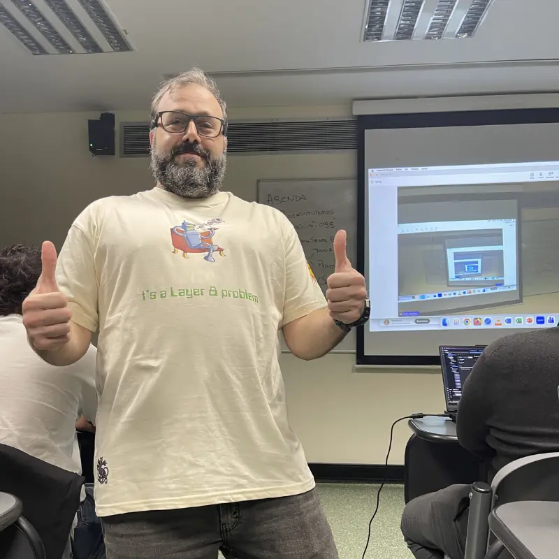 Adrian usando su remera Zarpazo